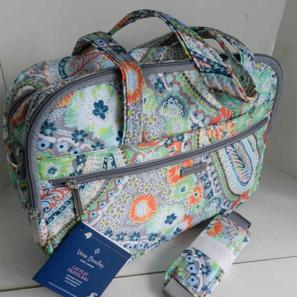New Vera Bradley Lay Flat Travel Bag in Citrus Paisley R$200 - Picture 3 of 16